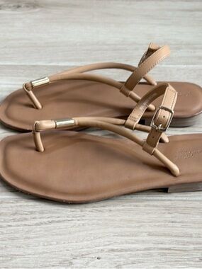 Universal Thread Petra Thong Tan Sandals Gold Detail Size 6.5